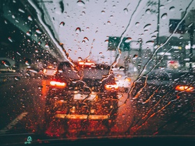 Як безпечно їздити на автомобілі під час дощу: 10 корисних порад